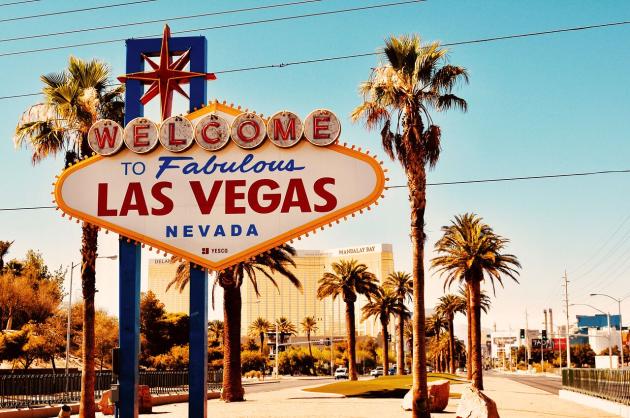 Las Vegas, addio a soste e selfie sui ponti pedonali della Strip con multe da 100 dollari o arresto per chi non rispetta le regole