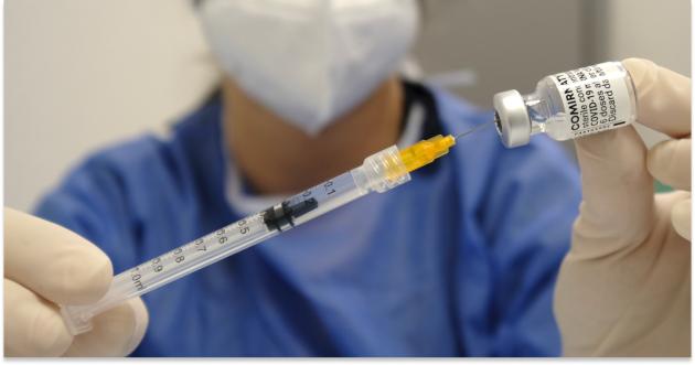Piano pandemico 2024-2028, mascherine, vaccini, distanziamento e lockdown: la Destra riscopre lo stile Speranza
