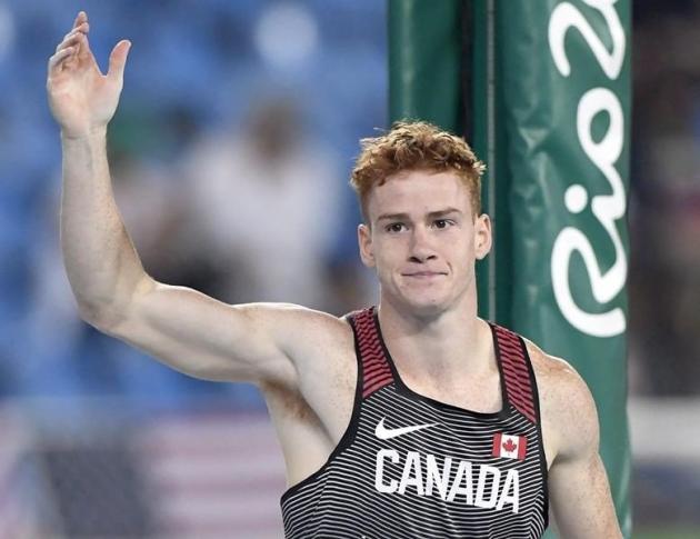 Addio a Shawn Barber, morto improvvisamente l'ex campione del mondo di salto con l'asta: aveva 29 anni