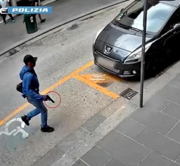 Genova, rapina a mano armata in una gioielleria del centro, cinquantenne tradito da tatuaggio religioso