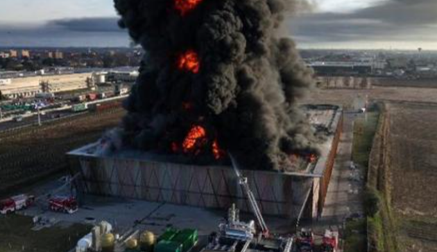 Cavenago, incendio alla Planet Farms: brucia la startup degli orti verticali più grande d'Europa. Ignote le cause del rogo