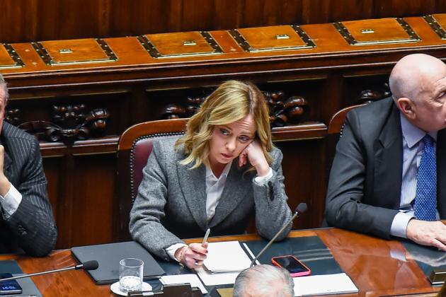 Giorgia Meloni critica Elkann ma poi fa come Stellantis delocalizzando i Cpr in Albania. Sanremo, per la prima volta nella storia del Festival non ci sarà la giuria demoscopica. Antonio Di Bella "bene