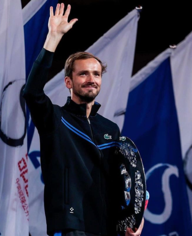 Australian Open, Medvedev batte Zverev in 5 set (5-7 3-6 7-6 7-6 6-4), sfiderà Sinner in finale domenica alle 9.30