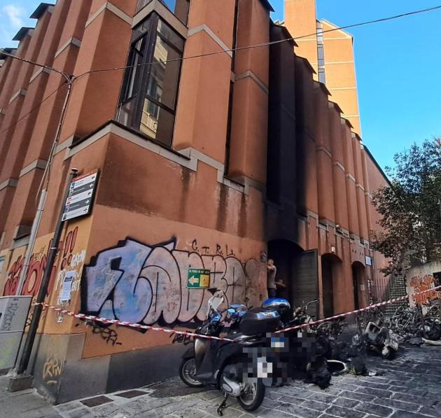 Genova, per vendetta vuole incendiare uno scooter ma ne distrugge 14, in carcere piromane e mandante