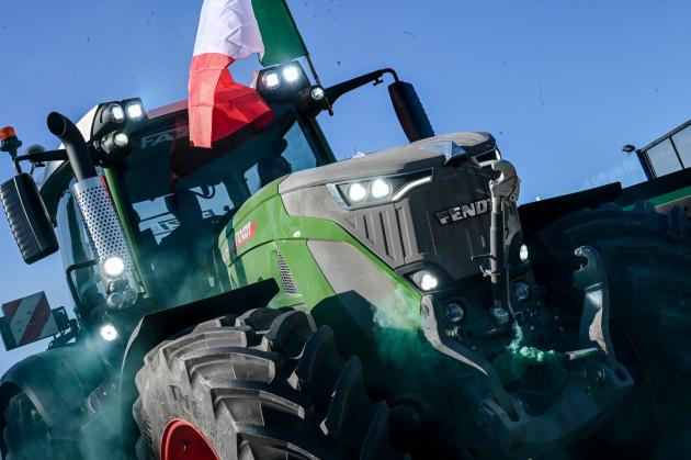 Protesta agricoltori coi trattori, il mainstream insorge: "'No-vax' e neofascisti la cavalcano", Lollobrigida: "Dalla parte dei contadini"