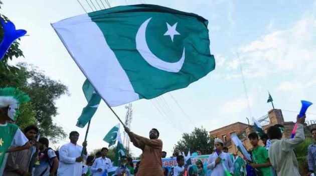 Pakistan, al via elezioni per rinnovo parlamento, telefonia sospesa, presente l'esercito, 29 i morti nei due attentati di ieri