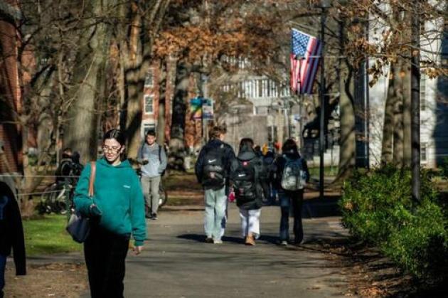 Obbligo vaccino Covid ad Harvard: "Pena sospensione", la dott.ssa Bowden: "Non evitano contagio e imporlo viola diritti studente"