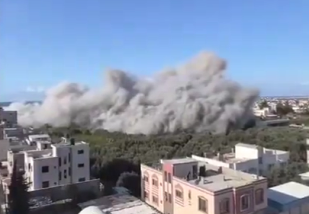 Raid Idf su campo profughi a Nuseirat, 12 morti di cui 10 donne e bambini. Usa: “L’Egitto costruisce un muro al confine con Gaza”