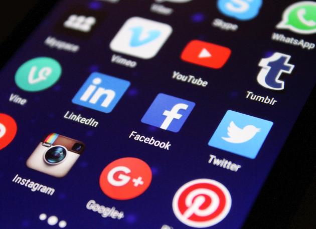 New York fa causa a TikTok, Facebook e YouTube: "I social danneggiano la salute mentale dei giovani"