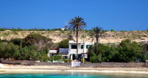 Eredità Berlusconi, venduta "Villa Due Palme" a Lampedusa: "Affare da 3 mln €  con l'economista Gianni Profita"