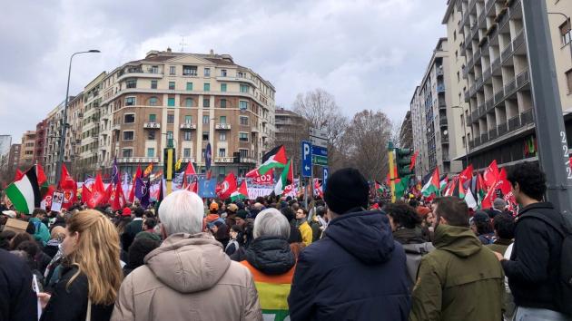Manifestazione a Milano pro Palestina. L'Italia sfida i manganelli e scende in piazza
