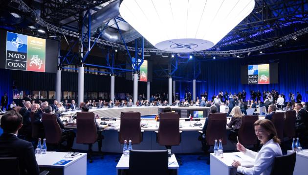 Ucraina, la Nato si smarca da Macron: "No all'invio di truppe a Kiev", Cremlino: “In caso contrario conflitto inevitabile”