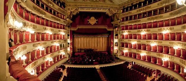 Milano, al Teatro alla Scala piovono cellulari dai palchi in platea e scoppia la polemica