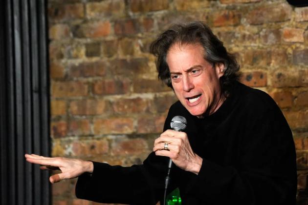 Richard Lewis, morto per infarto il comico statunitense, star della serie tv "Curb your Enthusiasm": aveva 76 anni