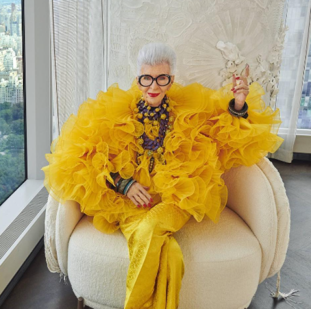 Addio a Iris Apfel, morta a 102 anni la collezionista e influencer più colorata e longeva al mondo: "Osa essere diverso"