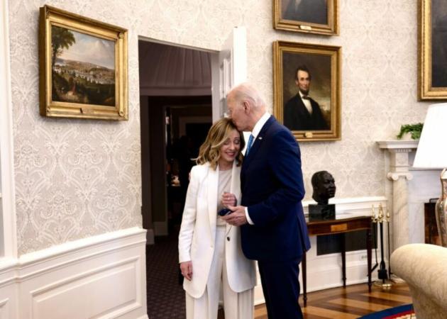 Biden bacia in testa Giorgia Meloni immortalando la sottomissione italiana: piena sintonia su Ucraina e Israele