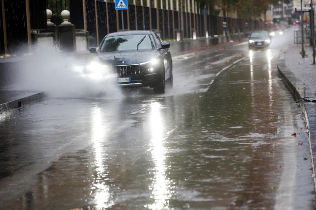Maltempo, allerta arancione in Piemonte ed Emilia-Romagna, gialla in 15 regioni, frane in Liguria, 3m di neve sulle Alpi