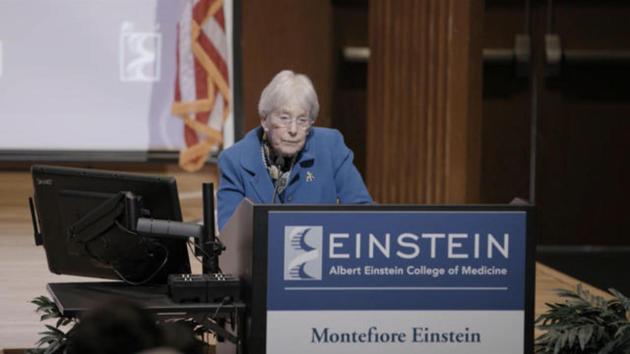 New York, anziana professoressa dona 1 miliardo di dollari e paga gli studi agli aspiranti medici del Bronx
