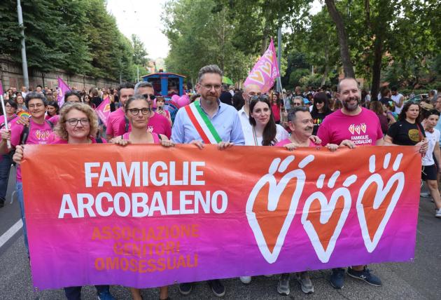 Padova, mamme arcobaleno: ok a registrazione in Comune di figli con madre biologica e 'intenzionale'; il web: "Estinzione, arriviamo"