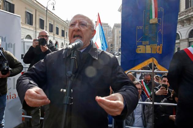 Smart card vaccini Covid, Vincenzo De Luca a processo per tessere vaccinali mai utilizzate: "Spreco da 3,7 mln €"