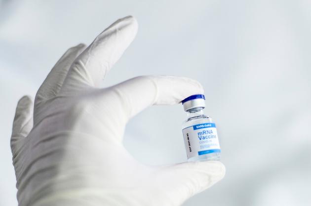 Indennizzi per danni da reazioni avverse al vaccino Covid: cittadino costretto a vaccinarsi col ricatto del Green pass e quindi niente risarcimento