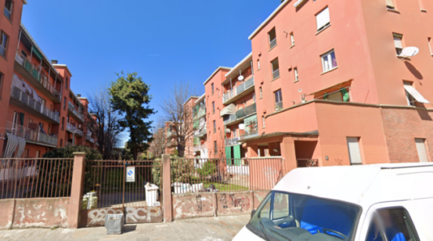 Neonato abbandonato in un androne a Milano, trovata e denunciata la mamma 17enne che partorì in un supermarket