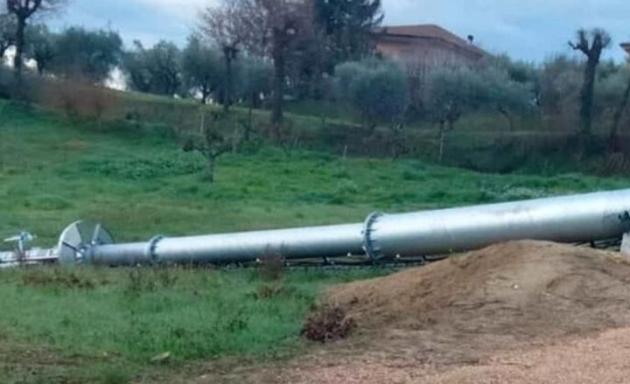 Frosinone, Antennaman abbatte impianto 5G con la fiamma ossidrica a Monte San Giovanni Campano, il web: "Un vero eroe"