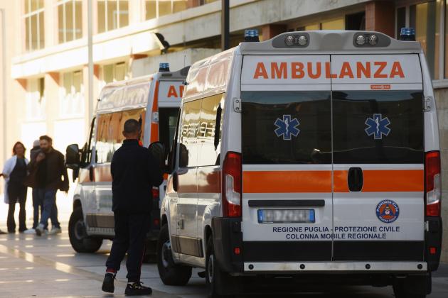 Milano, malore improvviso per 29enne che andava in bicicletta sui Navigli, trasportato in codice rosso, condizioni gravissime 