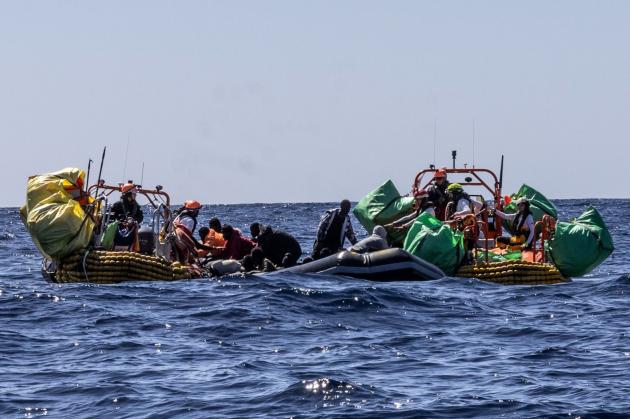 Migranti, Ong: "60 morti in un viaggio su un gommone verso l'Italia, motore rotto dopo 3 giorni", 25 sopravvissuti 