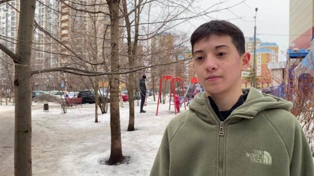 Islam Khalilov, chi è il 15enne guardarobiere che ha salvato 100 persone durante l'attentato terroristico a Mosca 