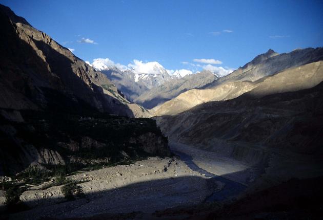 Pakistan, separatisti Beluci assaltano base aerea e uccidono un paramilitare e 5 ingegneri cinesi: opposizione alla presenza straniera