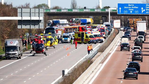 Incidente a Lipsia, Flixbus perde controllo e si ribalta in autostrada, ipotesi malore improvviso: almeno 5 morti