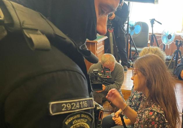 Ilaria salis, negati i domiciliari, in aula ancora con manette e catene, giudice: “esiste pericolo di fuga”