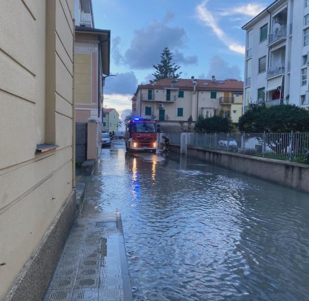 Liguria, il maltempo colpisce il Tigullio, allagamenti a Riva Trigoso e mareggiata con onde alte 4 metri