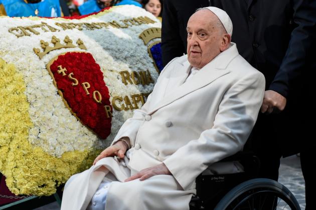 Pasqua, Papa Francesco molto affaticato legge tutta l'omelia, oggi la Messa e la benedizione Urbi et orbi
