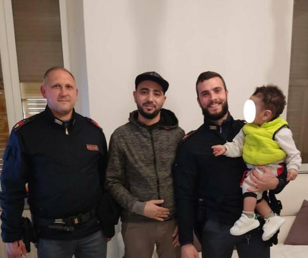 Chiavari, corre in strada con il figlio in preda alle convulsioni, polizia lo aiuta a raggiungere l'ospedale