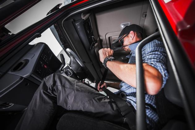Camionista tenta di corrompere la Polizia. A 54 anni, rischia posto e patente per salvare il lavoro