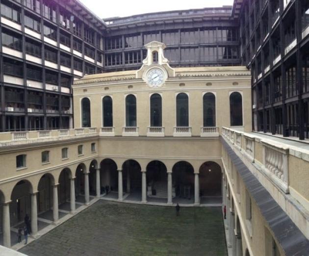 Genova, ritocca le foto di una giovane maestra elementare per mostrarla nuda, medico finisce a processo