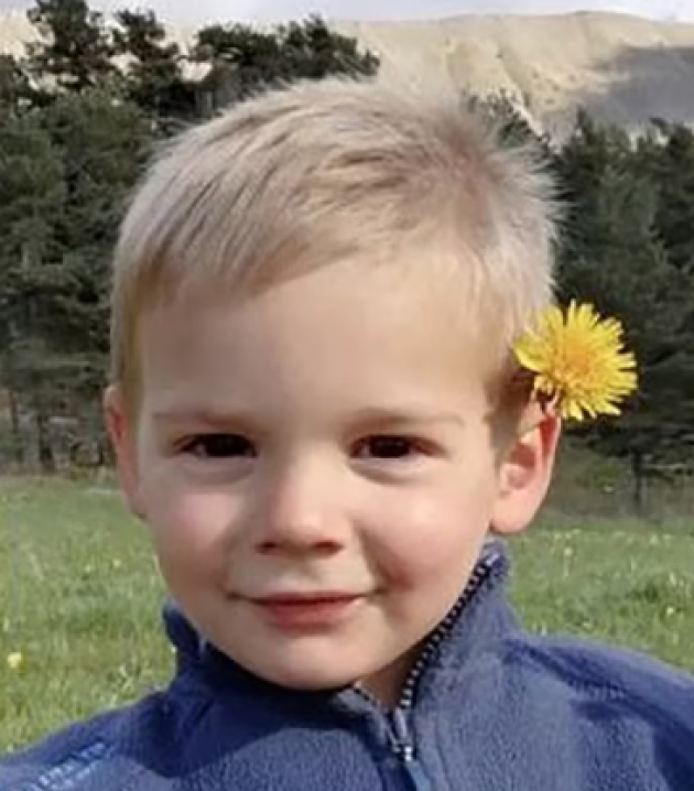 Francia, ritrovati anche i vestiti del piccolo Emile, i pm: "Erano vicino al cranio e i resti del corpo, forse ucciso da mietitrebbia"