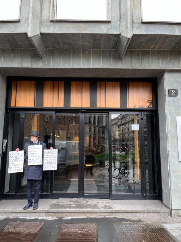 Milano, Jacopo Fo protesta contro la "censura mainstream di Facebook": “Invisibile da 6 mesi, perso 99% contatti, punito per aver denunciato crimini di Israele”