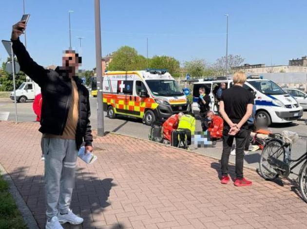 Piacenza, si fa un selfie davanti l'incidente con una 73enne morta, Crepet: "Società di guardoni e senza umanità"