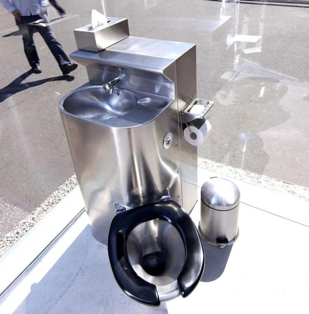Toilet trasparente a Roma, "Don’t miss a sec" arriva anche al Maxxi, il web: "Meglio Chicago di notte"