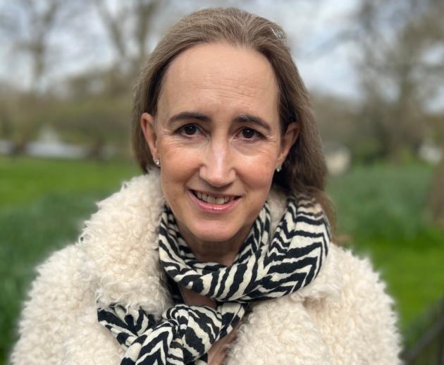 Addio a Sophie Kinsella, morta a 56 anni per tumore al cervello diagnosticato nel 2022 la scrittrice e autrice di “I love shopping”