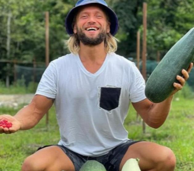 Influencer vegano lascia morire di fame figlio di un mese, pesava 1,3 kg: "Può vivere di energia solare", arrestato il 44enne