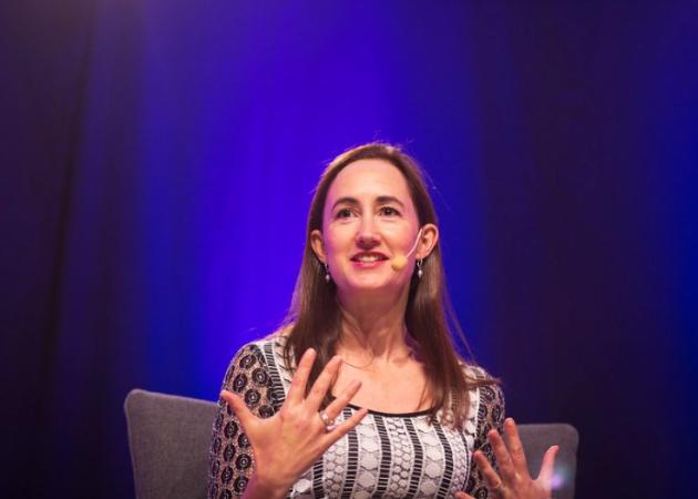 Chi è Sophie Kinsella, età, malattia, marito, figli e libri dell'autrice di "Sono esaurita" e "I love shopping"
