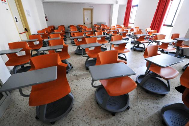 Padova, banchi a rotelle dell'era Covid svenduti a 1 euro l'uno, erano costati 150€ a testa: "Per noi è un affare"