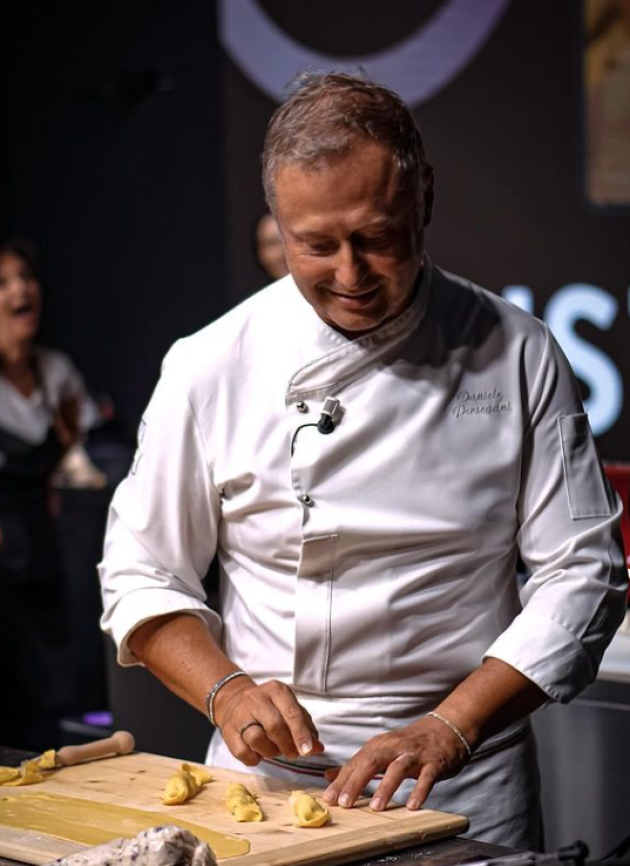 È sempre mezzogiorno, anche Daniele Persegani in onda con una paralisi facciale di Bell, il cuoco: "È la stessa di Simona Ventura"