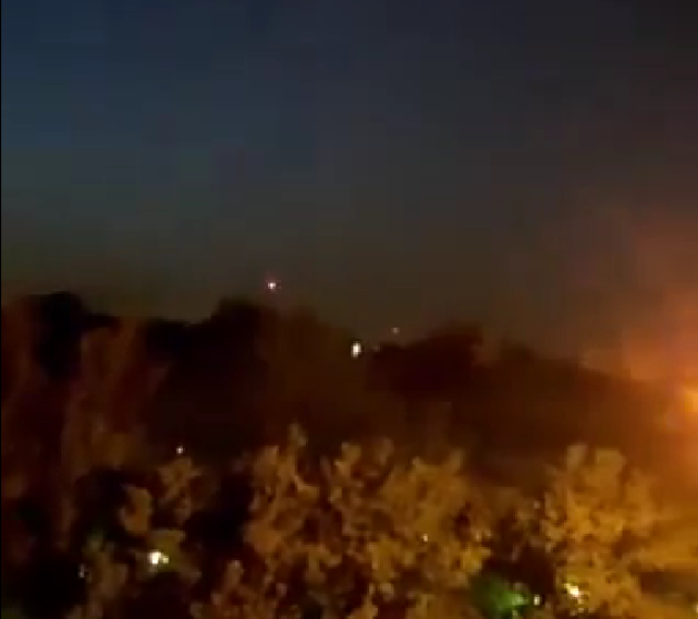 Israele attacca Iran, lanciati 500 droni e missili suicidi, colpita base aerea a Isfahan, fonti militari: “Offensiva dimostrativa e limitata”, Tel Aviv: “Segnale che possiamo colpirli”