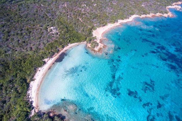 Costa Smeralda, nel comune di Arzachena prima estate in spiaggia a numero chiuso alle 'Piscine' di Cannigione