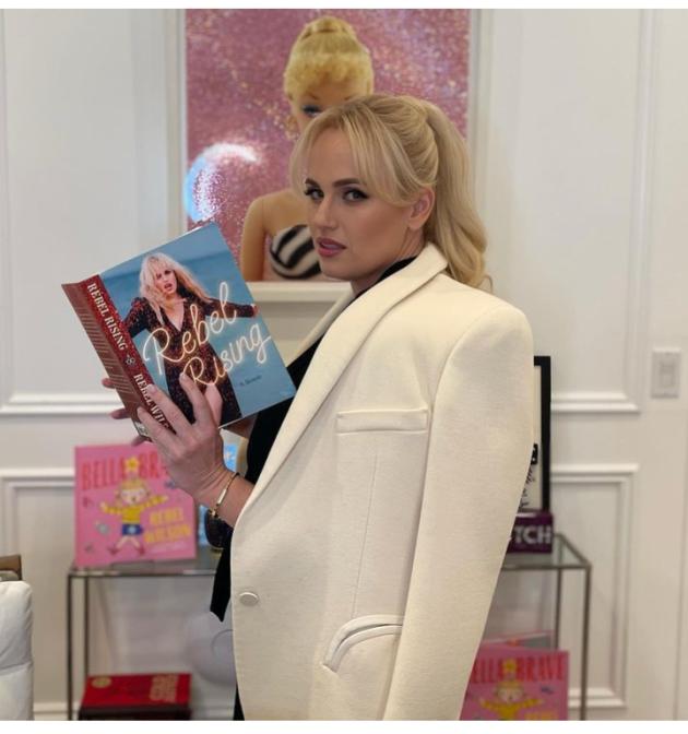 L'attrice Rebel Wilson getta nuove ombre sulla Famiglia reale inglese
